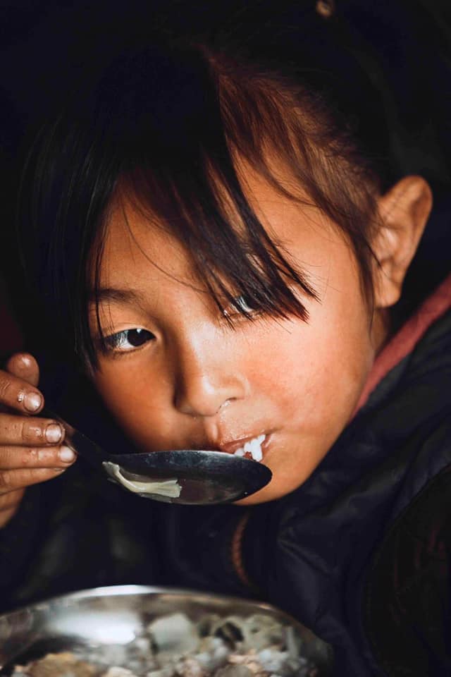 Cô bé người Dao vượt 2km đèo dốc đến trường tìm con chữ có đôi mắt đẹp hút hồn người xem