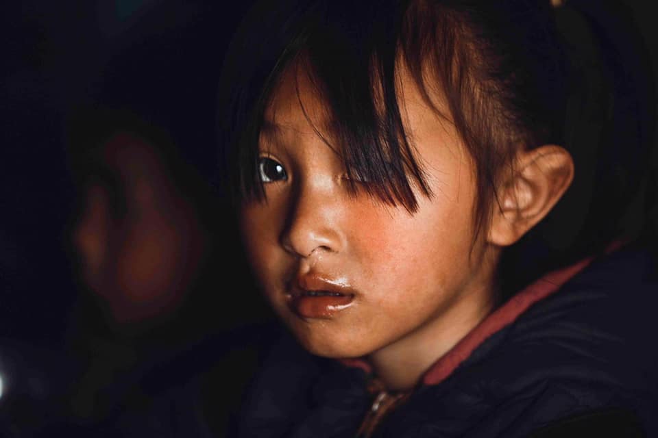 Cô bé người Dao vượt 2km đèo dốc đến trường tìm con chữ có đôi mắt đẹp hút hồn người xem