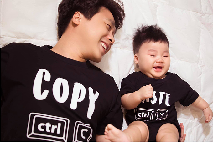 1001 biểu cảm đáng yêu của quý tử nhà Hòa Minzy, tinh nghịch hài hước y hệt mẹ Bé Bo chụp hình kỉ niệm cùng bố Minh Hải khi mới 6 tháng tuổi.