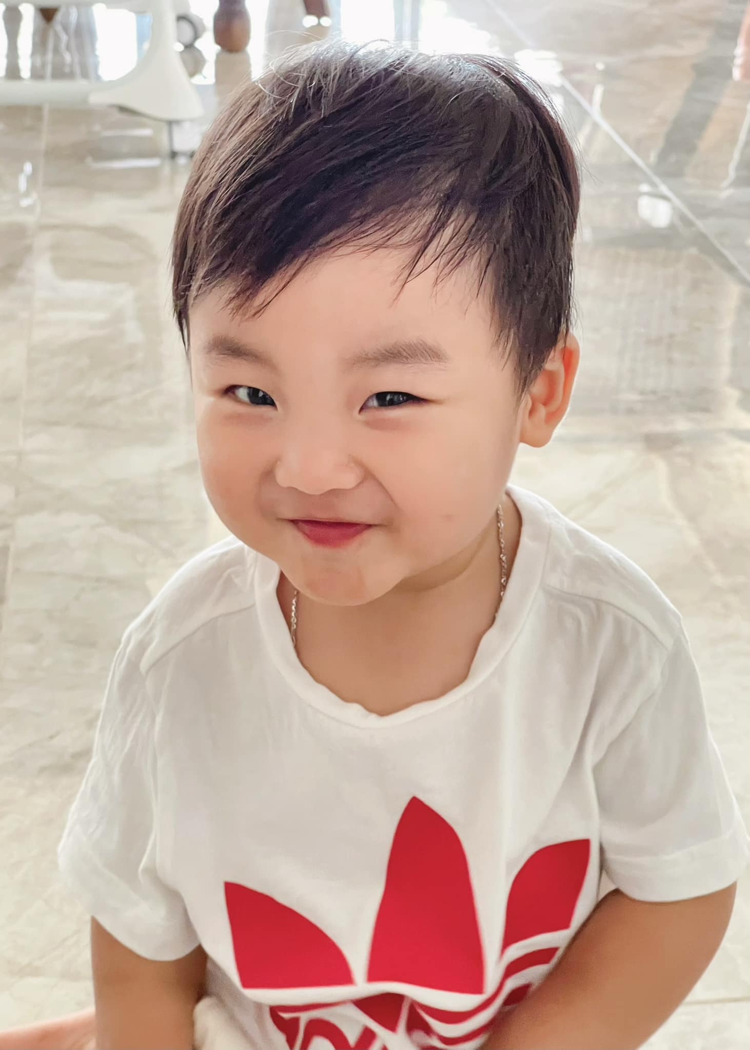 1001 biểu cảm đáng yêu của quý tử nhà Hòa Minzy, tinh nghịch hài hước y hệt mẹ Đặc biệt, cu cậu còn sở hữu gương mặt biểu cảm vô cùng linh hoạt, đa số đều tinh nghịch, tấu hài y hệt mẹ Hòa Minzy