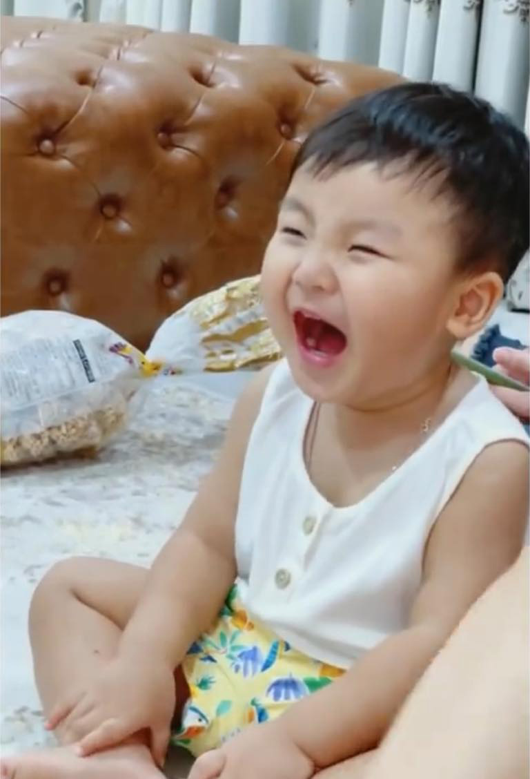 1001 biểu cảm đáng yêu của quý tử nhà Hòa Minzy, tinh nghịch hài hước y hệt mẹ Đây là Bo khi học hát cùng mẹ: cười mãn nguyện vì hát đúng lời.