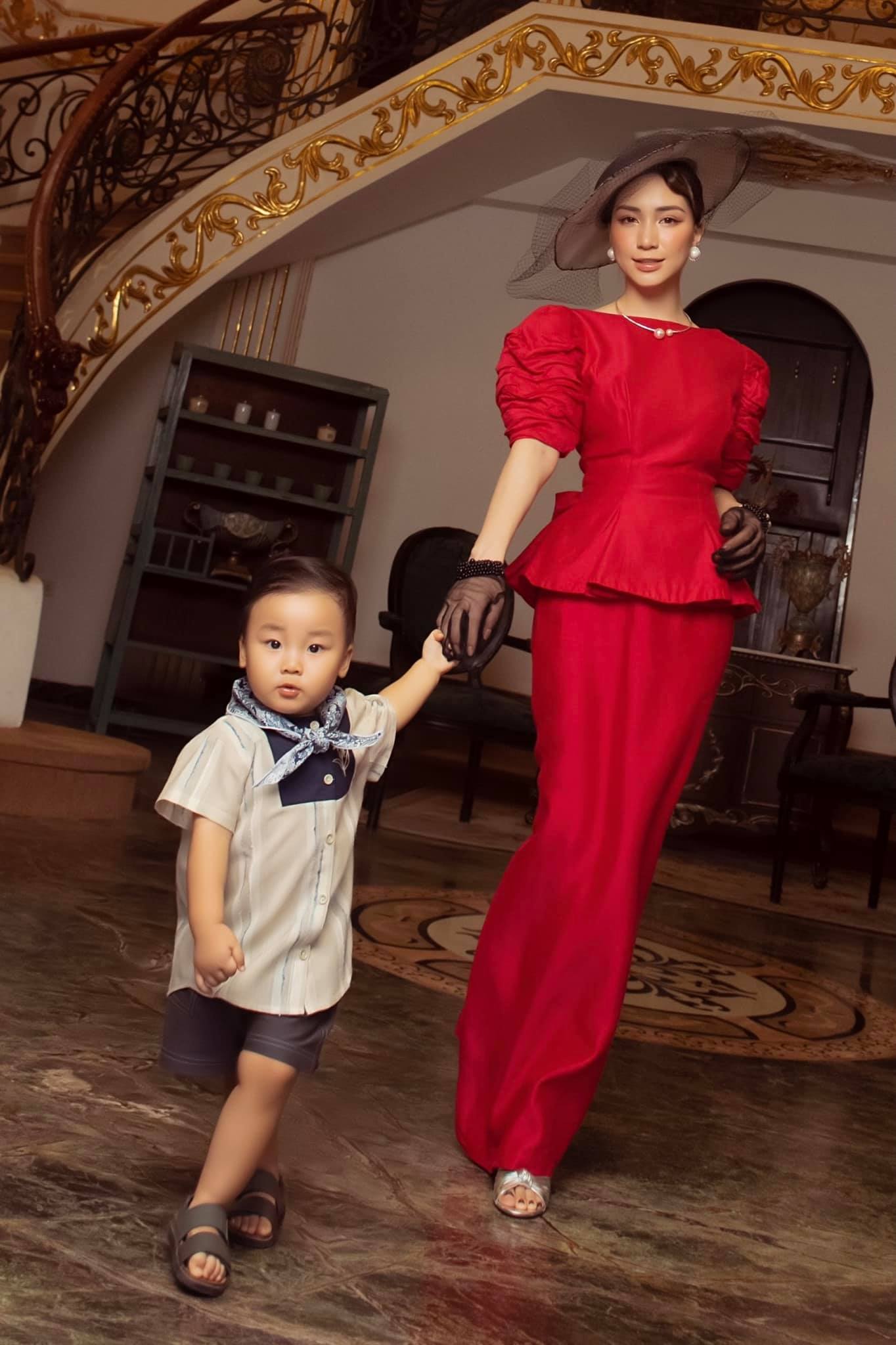 1001 biểu cảm đáng yêu của quý tử nhà Hòa Minzy, tinh nghịch hài hước y hệt mẹ Bo đang 'soán ngôi' mẹ Hòa Minzy trên mạng xã hội.