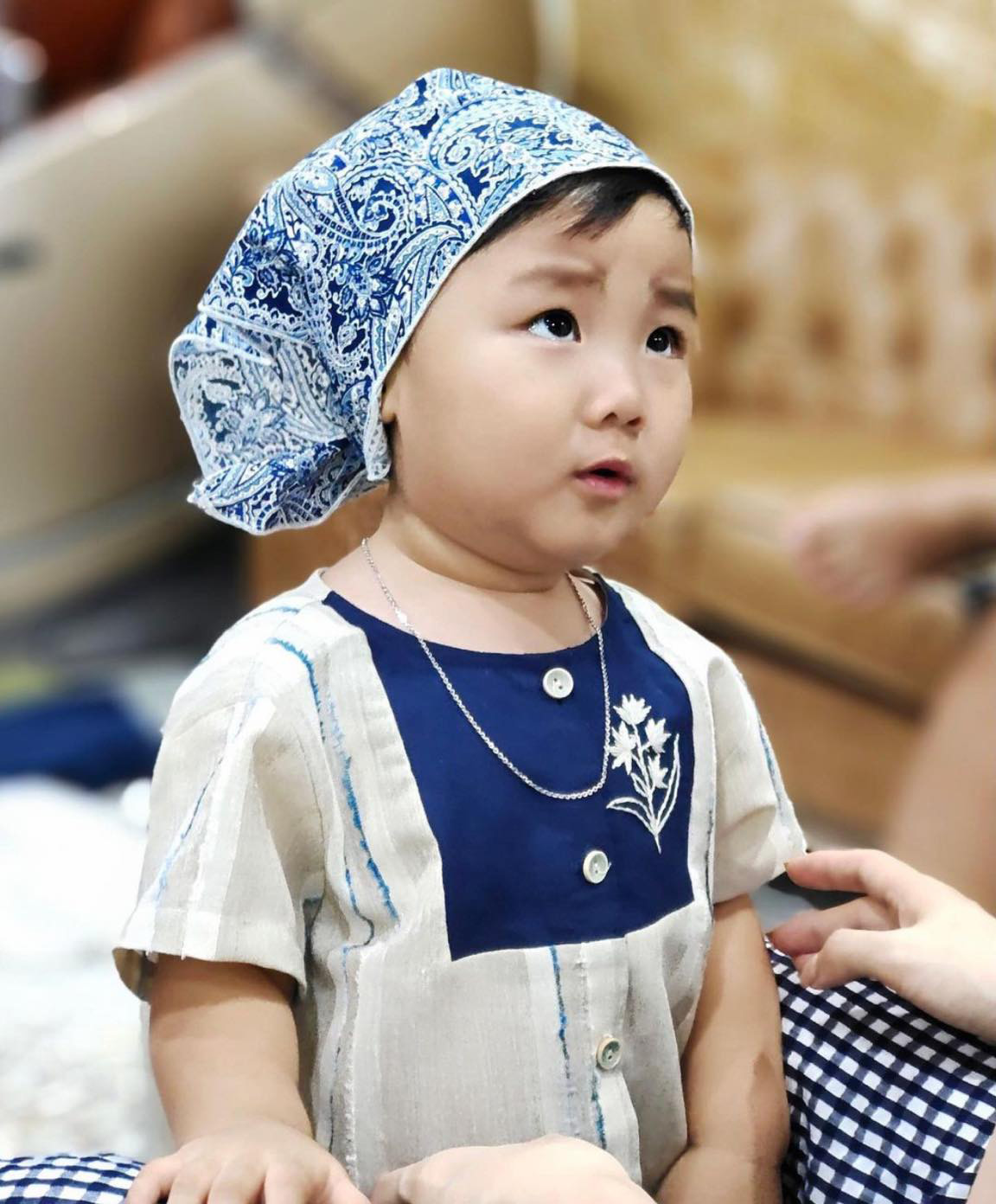 1001 biểu cảm đáng yêu của quý tử nhà Hòa Minzy, tinh nghịch hài hước y hệt mẹ Biểu cảm này làm sao không cưng nựng cho được chứ Bo ơi!