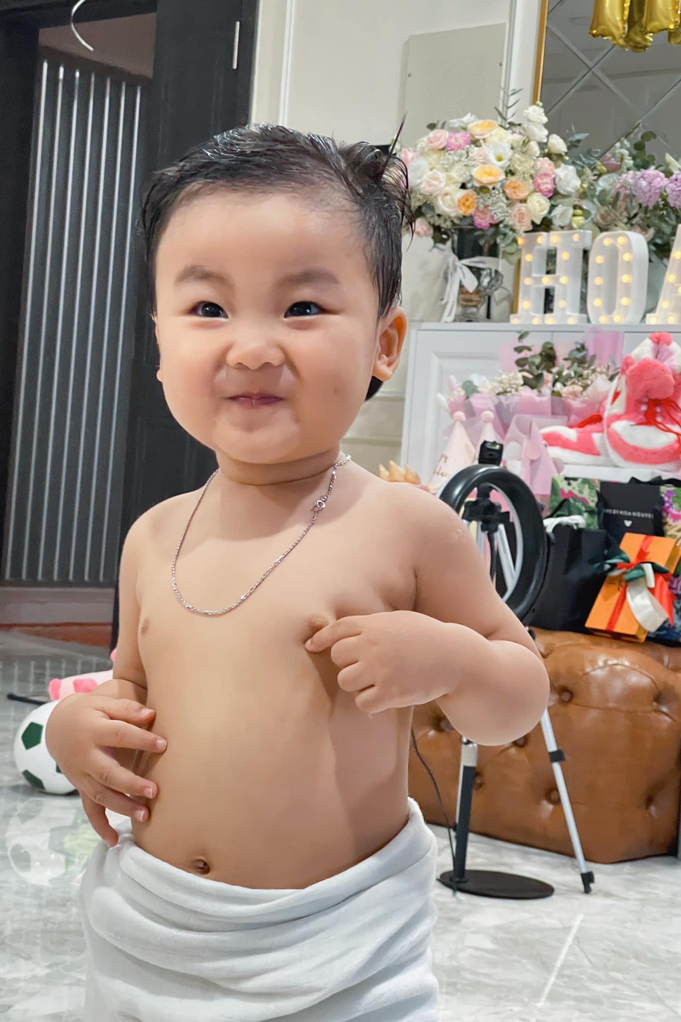 1001 biểu cảm đáng yêu của quý tử nhà Hòa Minzy, tinh nghịch hài hước y hệt mẹ Bé Bo ngay sau đó nhận được sự yêu mến cực lớn từ CĐM nhờ gương mặt quá đáng yêu.