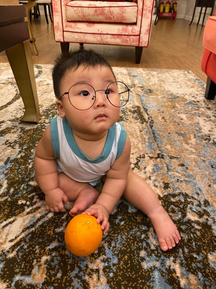 1001 biểu cảm đáng yêu của quý tử nhà Hòa Minzy, tinh nghịch hài hước y hệt mẹ Đây là Bo lúc đang tập ngồi.