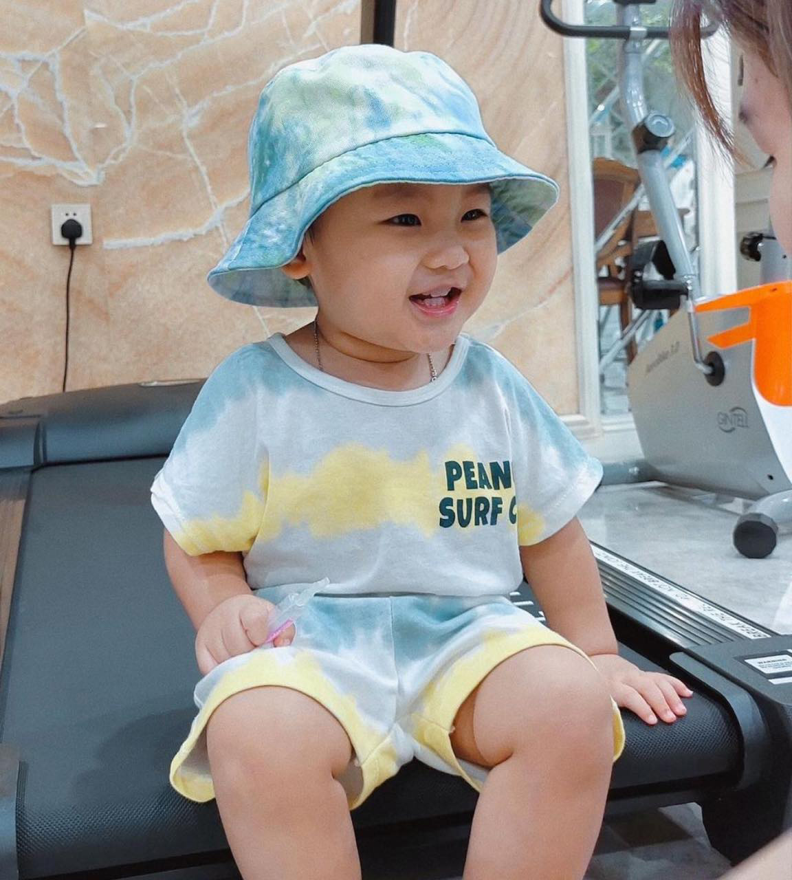 1001 biểu cảm đáng yêu của quý tử nhà Hòa Minzy, tinh nghịch hài hước y hệt mẹ Nụ cười đón tim người khác của bé Bo