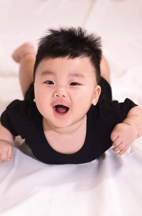 1001 biểu cảm đáng yêu của quý tử nhà Hòa Minzy, tinh nghịch hài hước y hệt mẹ Gương mặt lanh lợi ngay từ bé.