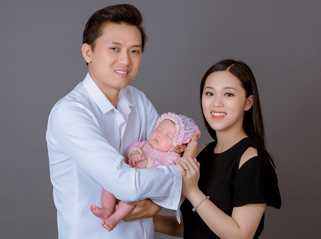 Quách Ngọc Tuyên đưa vợ trẻ kém 16 tuổi đi thi tốt nghiệp THPT, không quên chúc mẹ bỉm sữa thi tốt