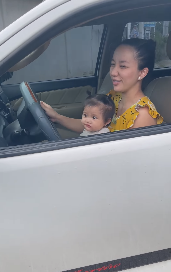 Bà xã Dương Lâm nhanh chóng có mặt giúp chồng lui xe vào nhà.