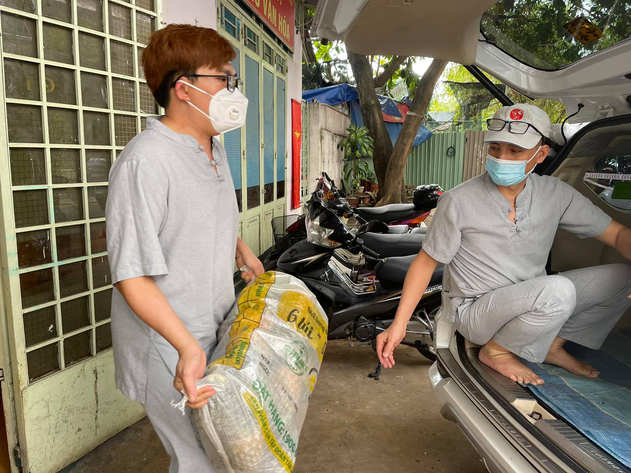 MC Đại Nghĩa giúp anh con trai người miền Trung trao lương thực cho người cha bán vé số đang mắc kẹt tại TPHCM