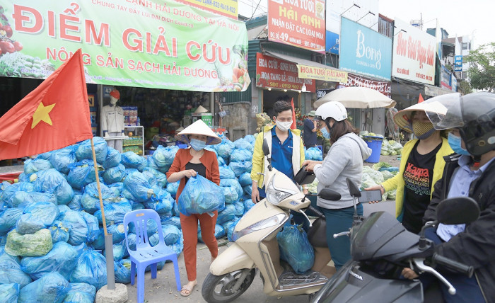 Bà con Hải Dương ủng hộ 6 tấn gạo và rau củ cho Sài Gòn chống dịch