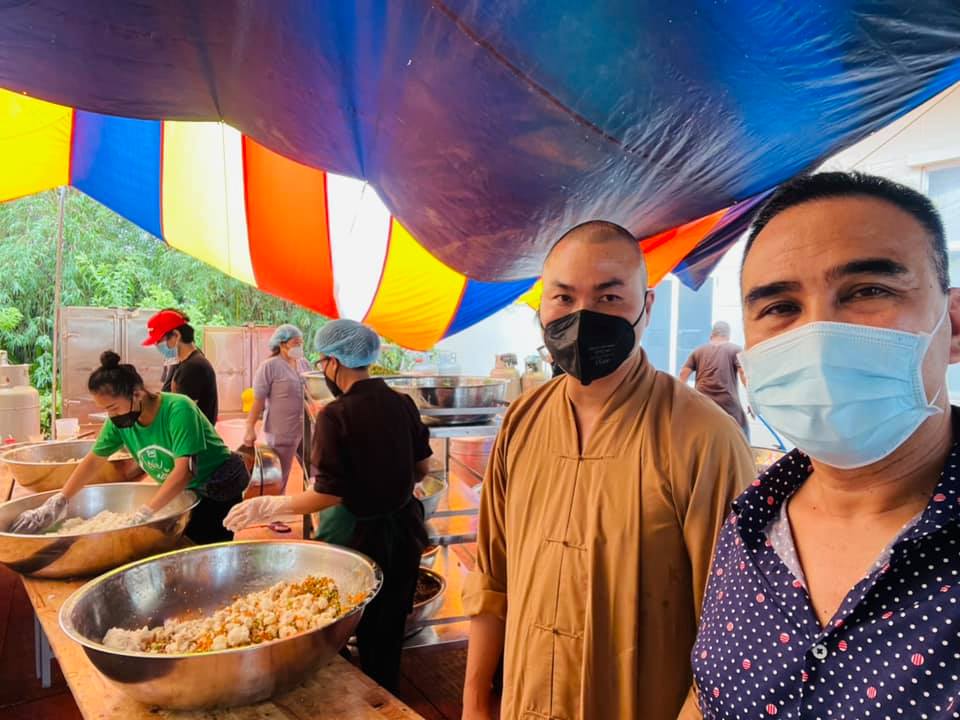 MC Quyền Linh dầm mưa vác gạo, phát bánh chưng cho bà con trong khu cách ly MC Quyền Linh dầm mưa vác gạo, phát bánh chưng cho bà con trong khu cách ly - ảnh 5
