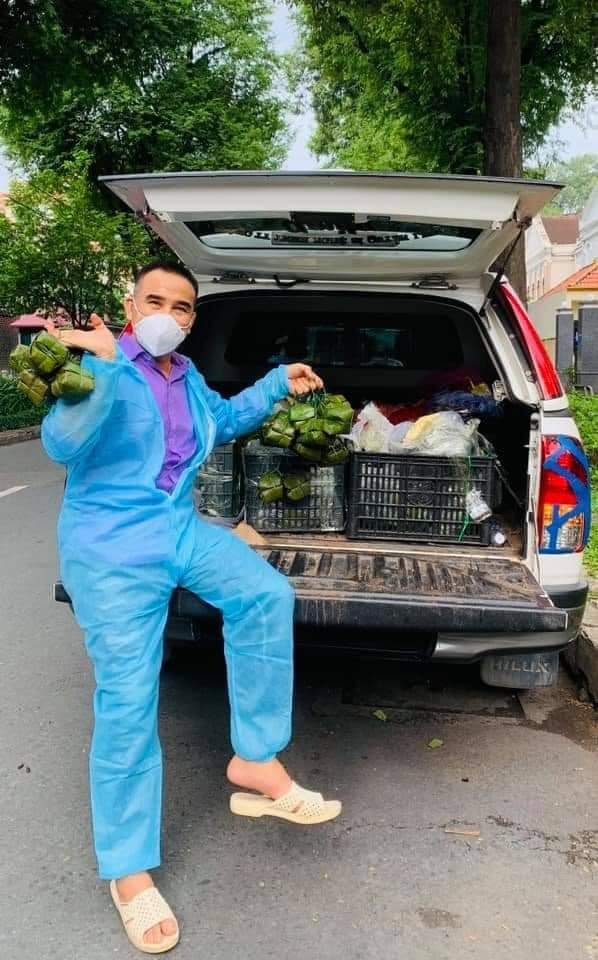 MC Quyền Linh dầm mưa vác gạo, phát bánh chưng cho bà con trong khu cách ly Các nhu yếu phẩm và bánh chưng cũng được trao tận tay bà con trong khu cách ly.