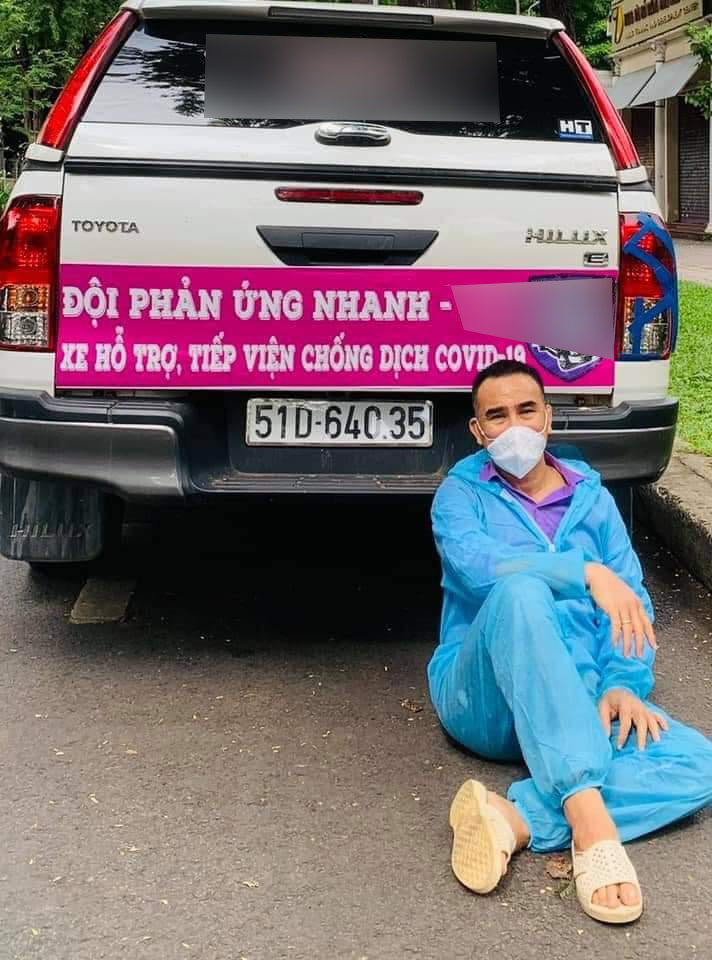 MC Quyền Linh dầm mưa vác gạo, phát bánh chưng cho bà con trong khu cách ly MC Quyền Linh dầm mưa vác gạo, phát bánh chưng cho bà con trong khu cách ly - ảnh 3