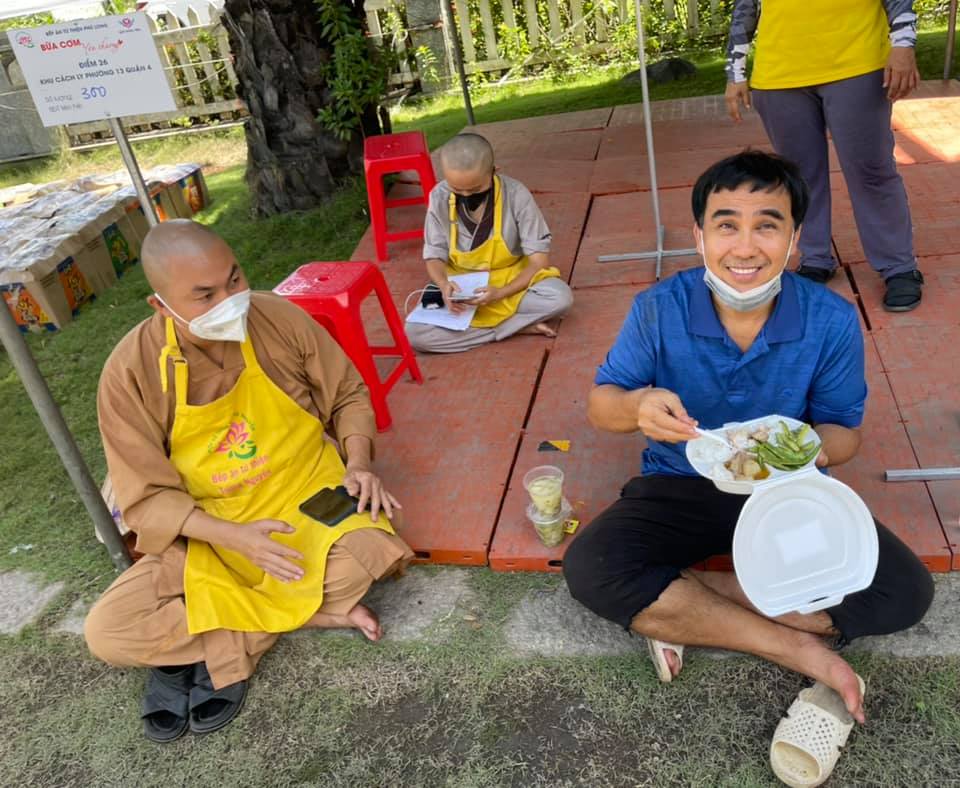 MC Quyền Linh dầm mưa vác gạo, phát bánh chưng cho bà con trong khu cách ly Trong suốt thời gian giãn cách tại TP.HCM, MC Quyền Linh có mặc ở hầu hết các bếp từ thiện và các địa điểm phát quà cho bà con.