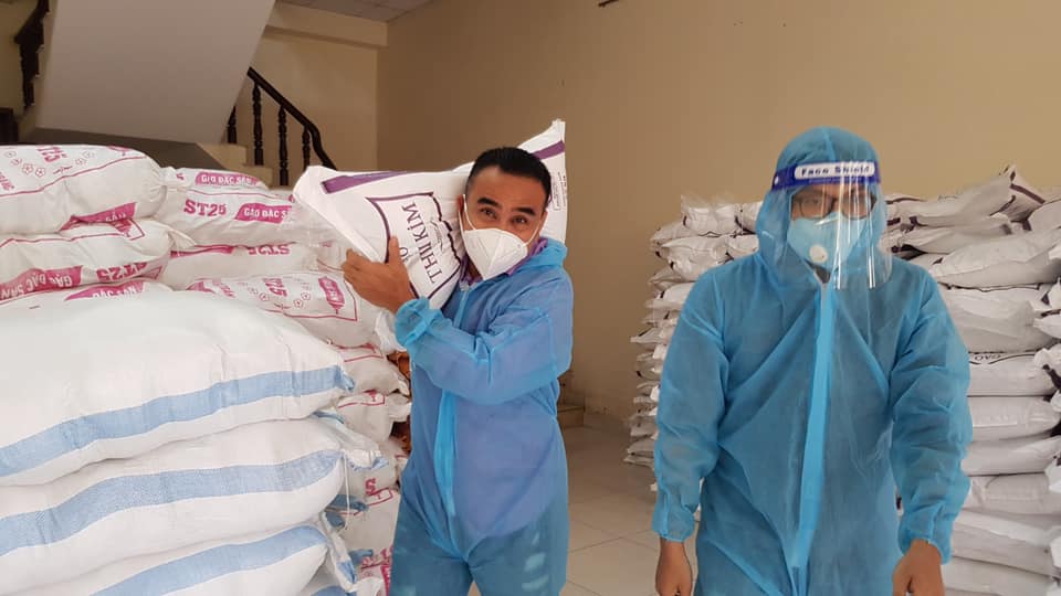 MC Quyền Linh dầm mưa vác gạo, phát bánh chưng cho bà con trong khu cách ly MC Quyền Linh vác từng bao gạo phân phát cho người nghèo.