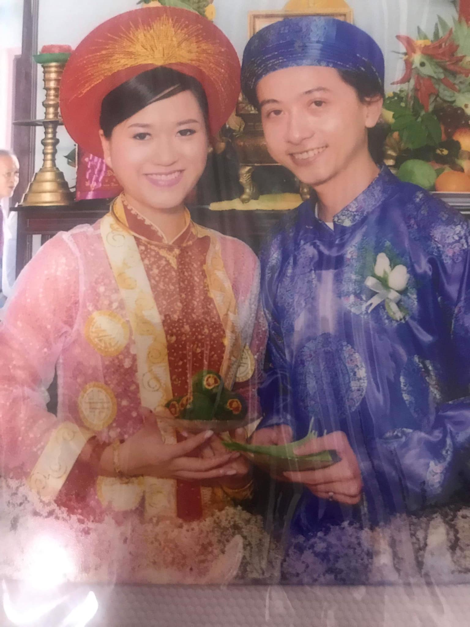 Lâm Vỹ Dạ và Hứa Minh Đạt gửi nhu yếu phẩm giúp đỡ bà con khó khăn nhân kỉ niệm 11 năm ngày cưới