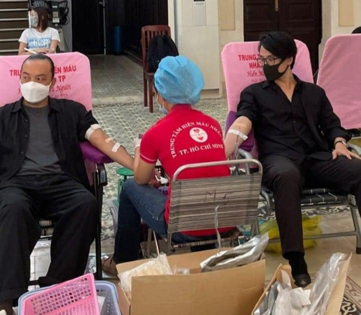 Team qua đường bắt gặp ca sĩ Hà Anh Tuấn lặng lẽ đi hiến máu nhân đạo giữa mùa dịch