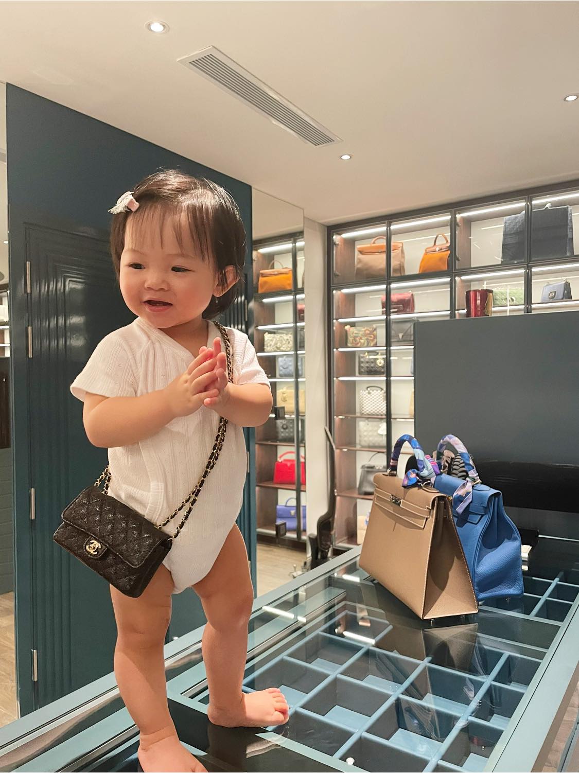 Con gái 1 tuổi của Cường Đô La mang túi Chanel vài trăm triệu đồng vô cùng sành điệu
