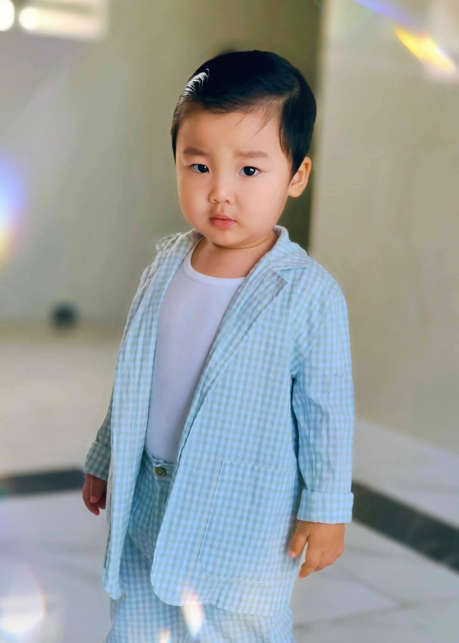 Kênh Youtube con trai Hòa Minzy đạt nút bạc chỉ sau 2 tuần ra mắt