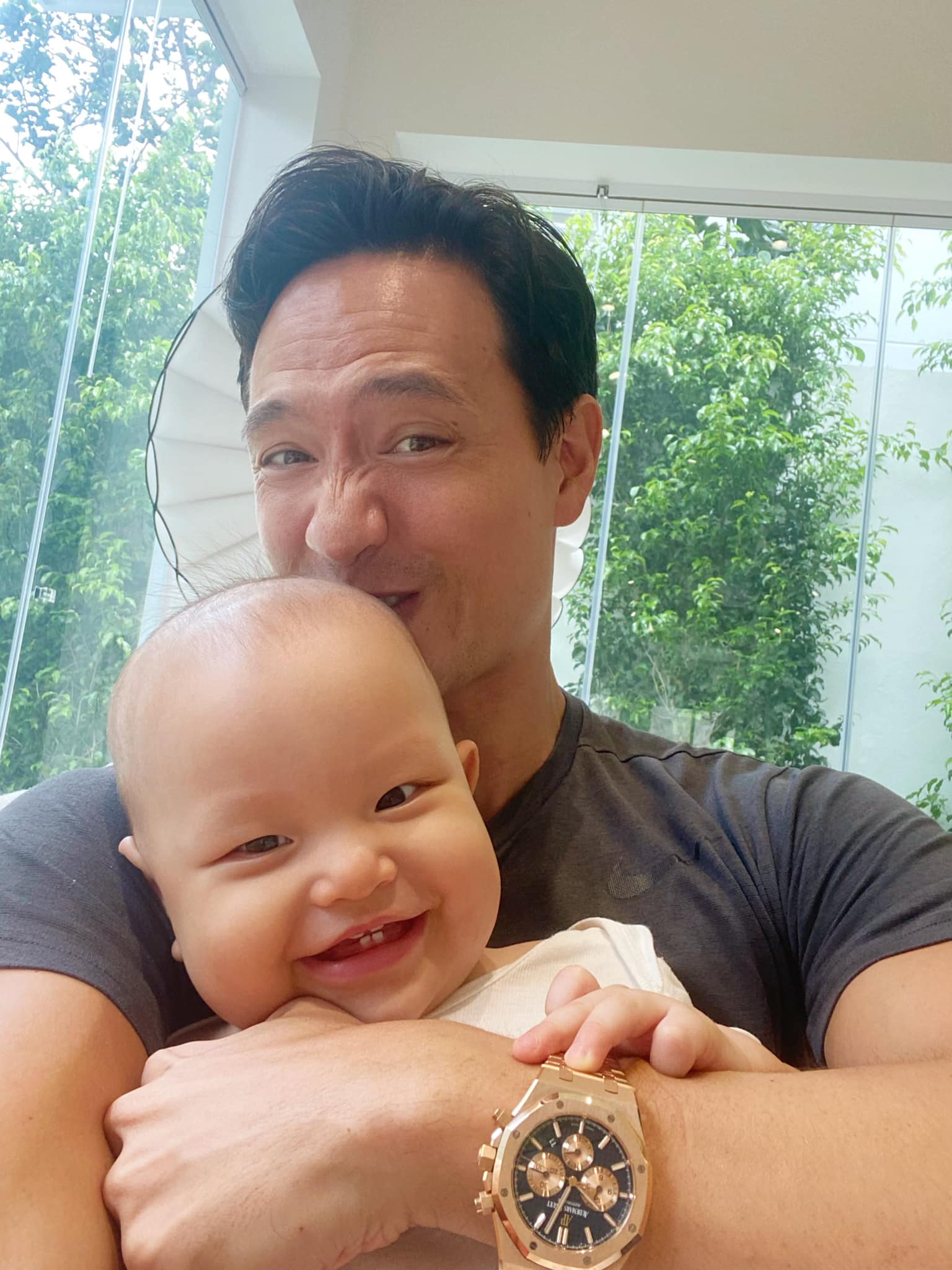 Bố con Kim Lý và Leon khoe ảnh selfie dễ thương, tuy nhiên chiếc đồng hồ tiền tỷ lại chiếm spotlight.