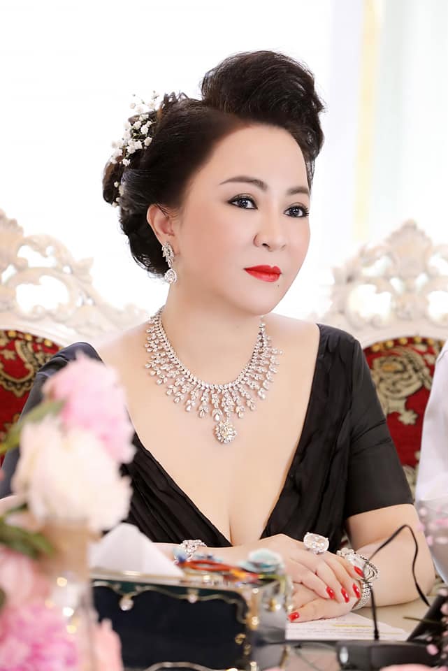 Phản ứng của sao Việt khi bị bà Phương Hằng điểm mặt: Thuỷ Tiên bật khóc, Đàm Vĩnh Hưng và Vy Oanh đòi kiện Phản ứng của sao Việt khi bị bà Phương Hằng điểm mặt: Thuỷ Tiên bật khóc, Đàm Vĩnh Hưng và Vy Oanh đòi kiện