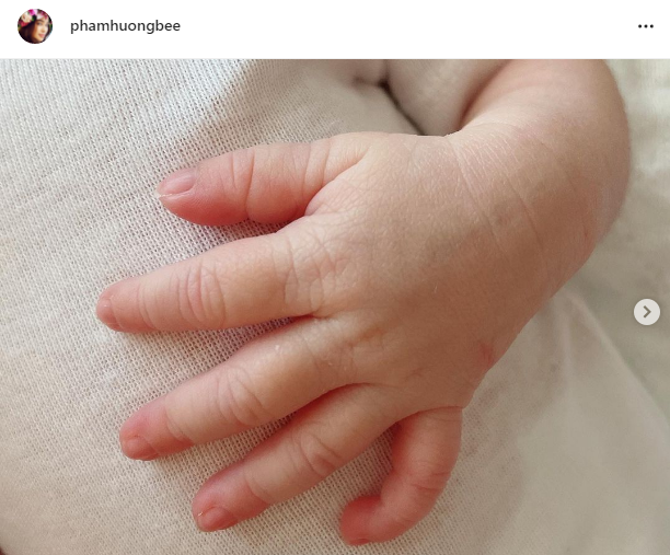 Phạm Hương đăng ảnh bàn tay em bé trên trang cá nhân.