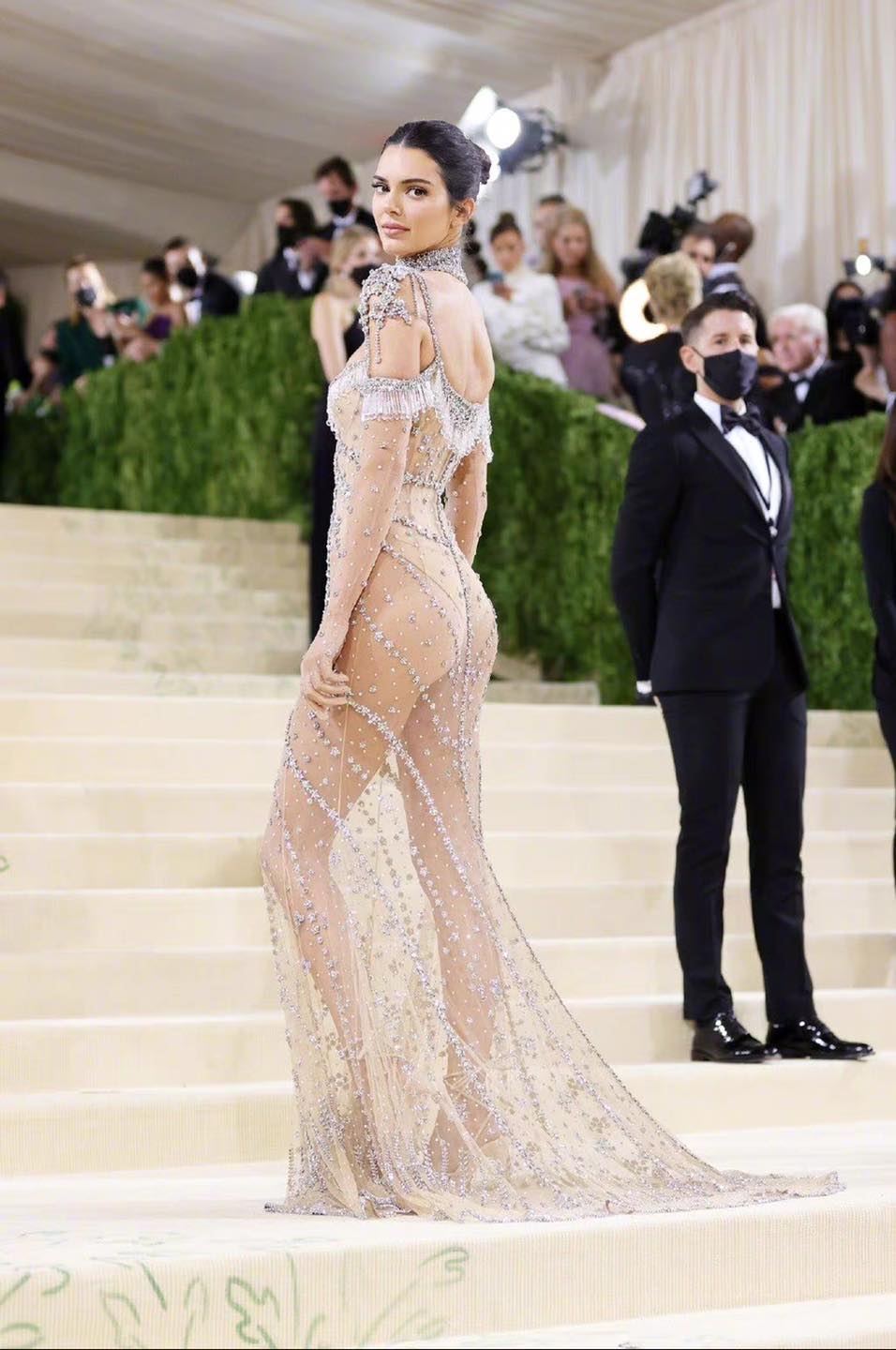 Chiếc đầm của Ngọc Trinh tại Cannes được so sánh với với mỹ nhân Kendall Jenner, nhưng thần thái bị cho kém sang hẳn - ảnh 1