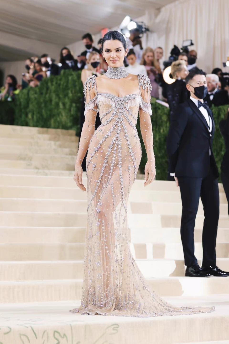 Chiếc đầm của Ngọc Trinh tại Cannes được so sánh với với mỹ nhân Kendall Jenner, nhưng thần thái bị cho kém sang hẳn - ảnh 3