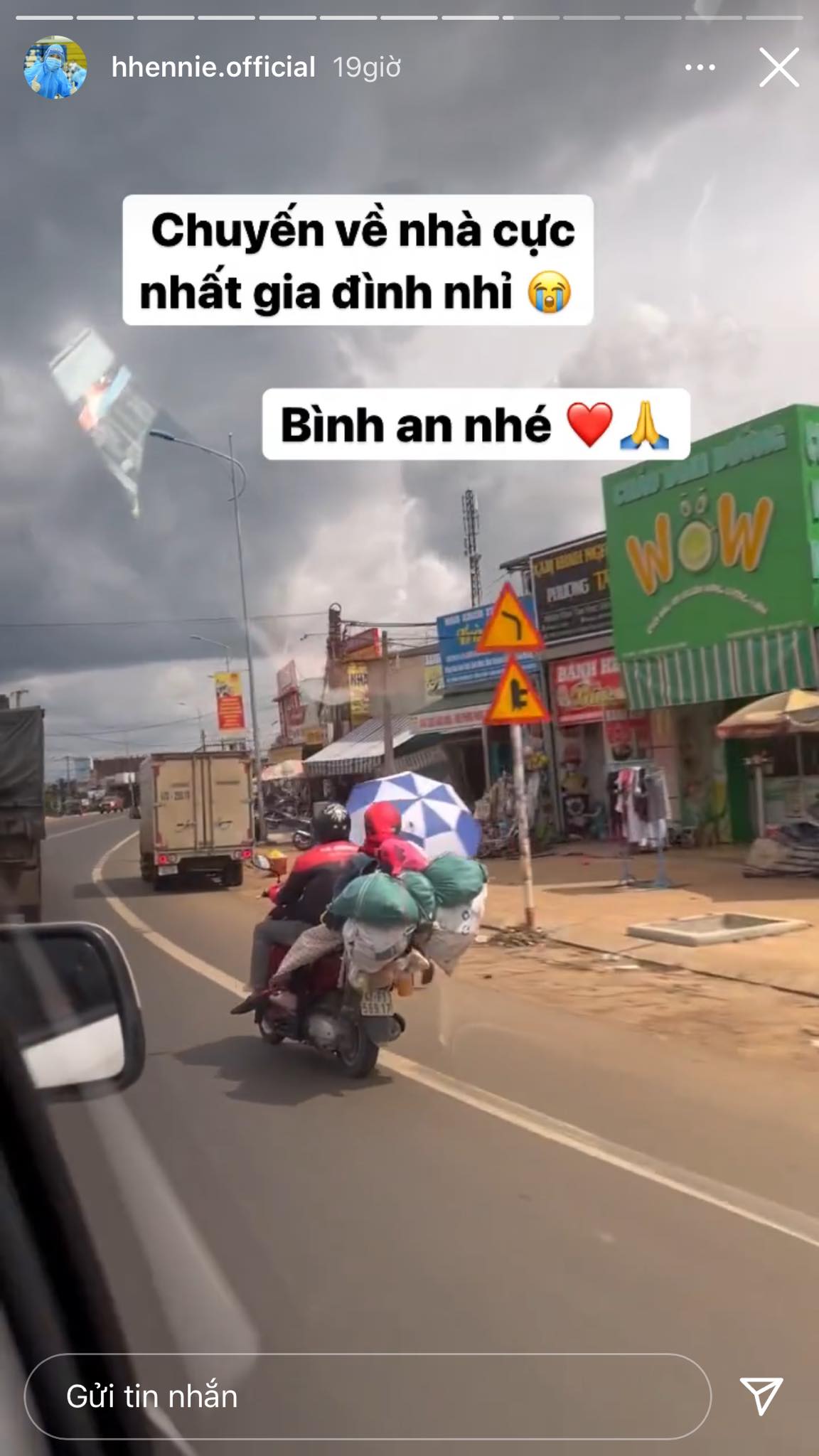 Hoa hậu H'Hen Niê bật khóc khi thấy nhiều người đi bộ, chạy xe máy về quê tránh dịch - ảnh 4