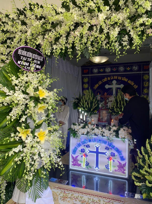 NS Hoài Linh lộ diện trong tang lễ bố ruột sau 4 tháng mất hút khỏi showbiz, thần sắc tiều tuỵ