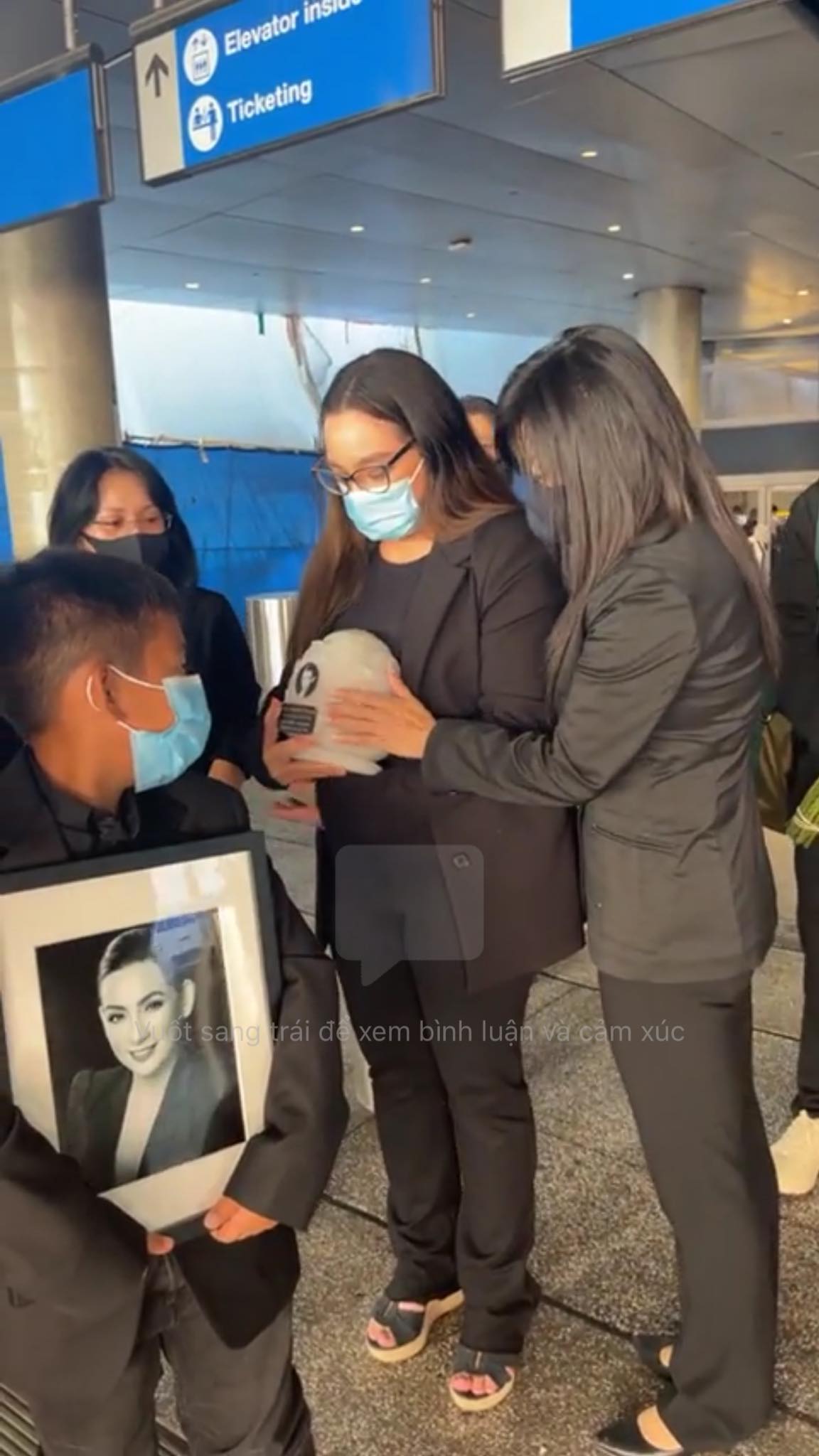 Phi Nhung chính thức trở về Mỹ đoàn tụ với con gái, Wendy ôm tro cốt mẹ trong tay khiến bao người xót xa