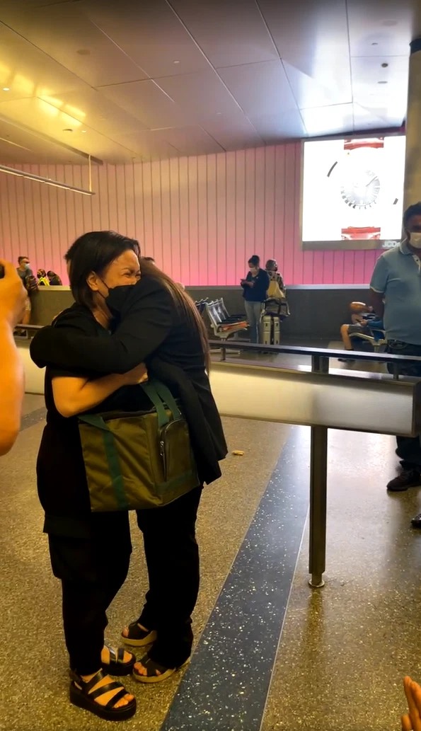 Nữ danh hài khóc nức nở khi gặp con gái Phi Nhung tại sân bay.