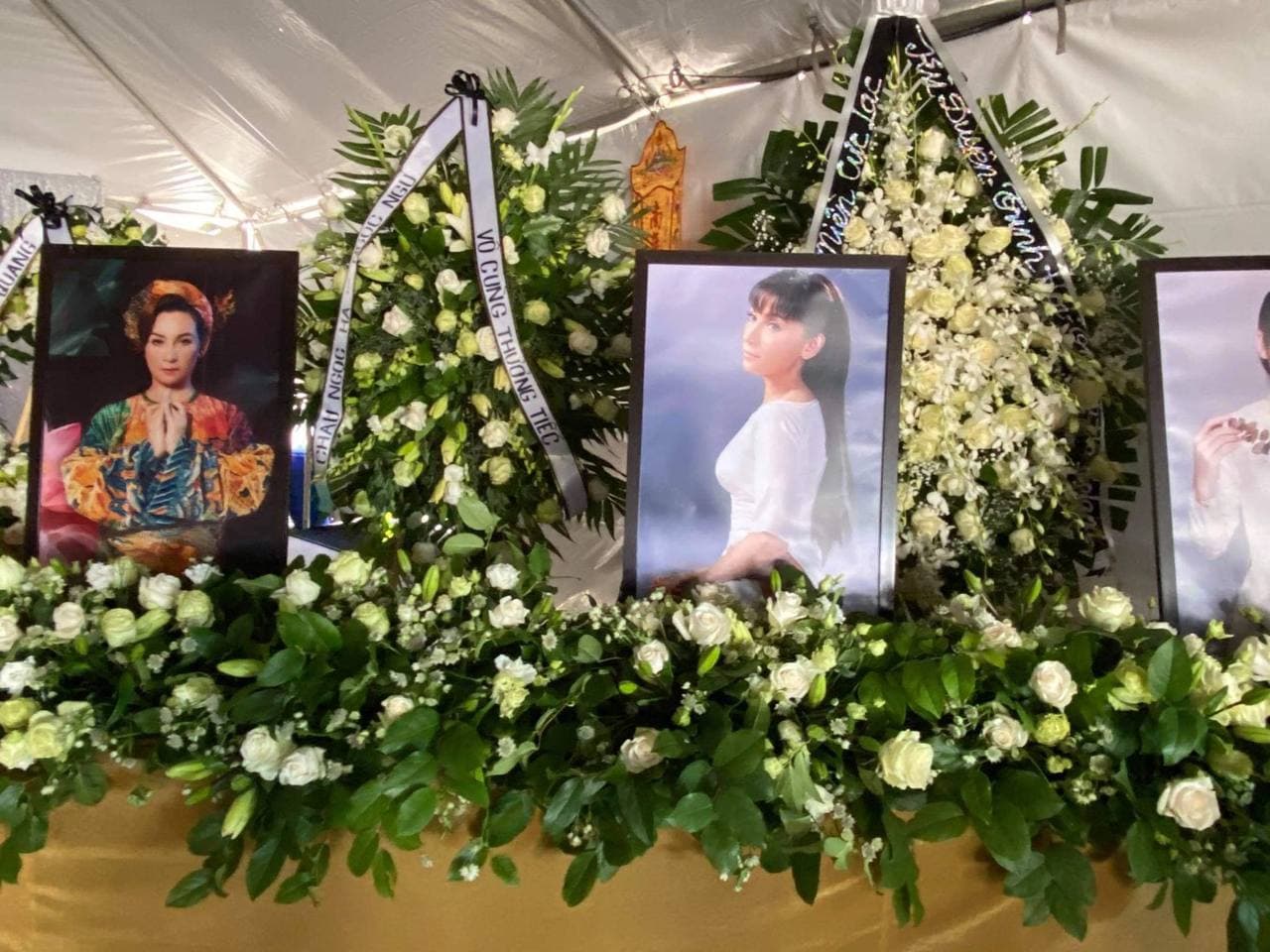 Đã có hàng ngàn đóa hoa gửi đến tang lễ Phi Nhung hôm nay.