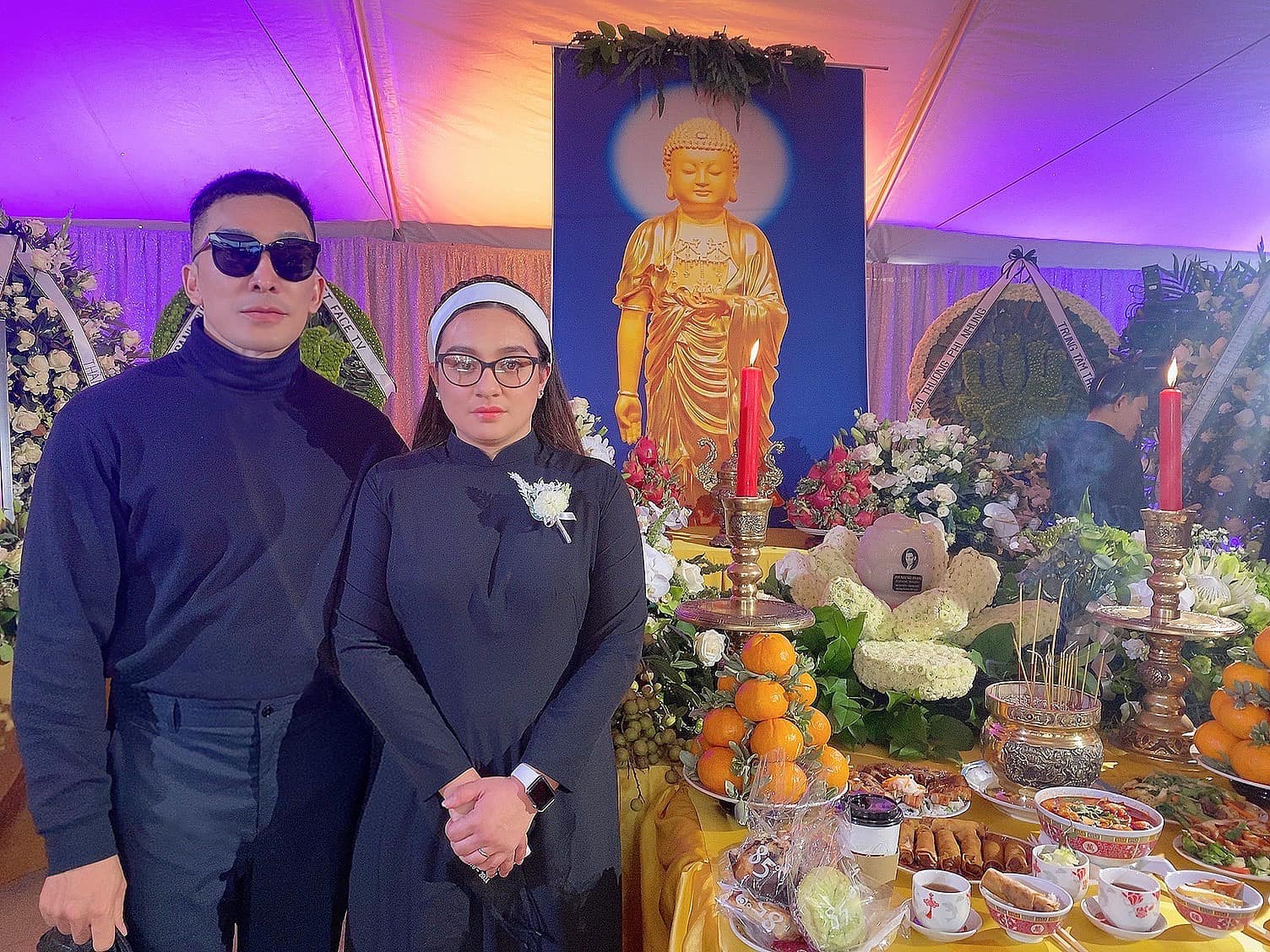 Con gái và bạn thân Phi Nhung có mặt tại chùa chuẩn bị tang lễ.