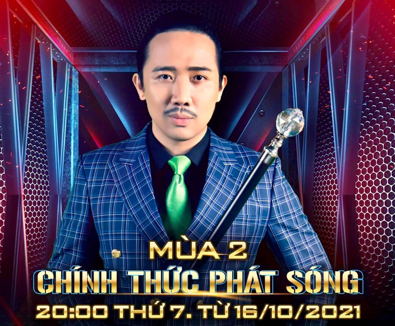 MC Trấn Thành trở lại với sân khấu làm việc, thay đổi phong cách tóc tai lãng tử hẳn ra Nam MC cũng sẽ trở lại vị trí MC trong Rap Việt mùa 2, ngoại hình được Trấn Thành làm mới.