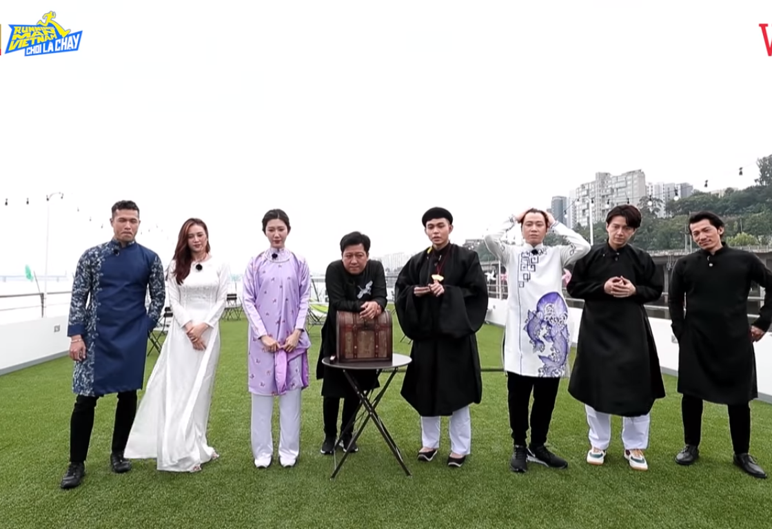 Dàn cast 'Running Man Việt Nam' mặc áo dài ghi hình ở Hàn Quốc.