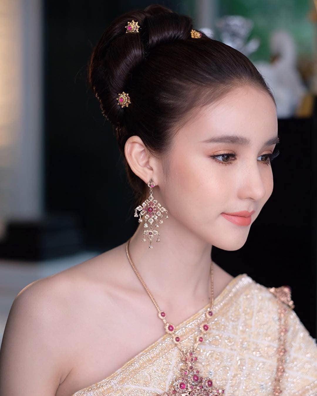 Hoa hậu chuyển giới hot nhất nhì Thái Lan -  Yoshi Rinrada đầu quân cho công ty của Hương Giang - ảnh 2