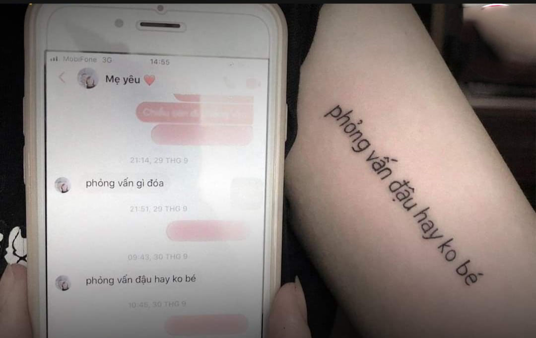 Cô gái trẻ xăm hình tin nhắn cuối cùng mẹ gửi cho mình trước lúc qua đời.