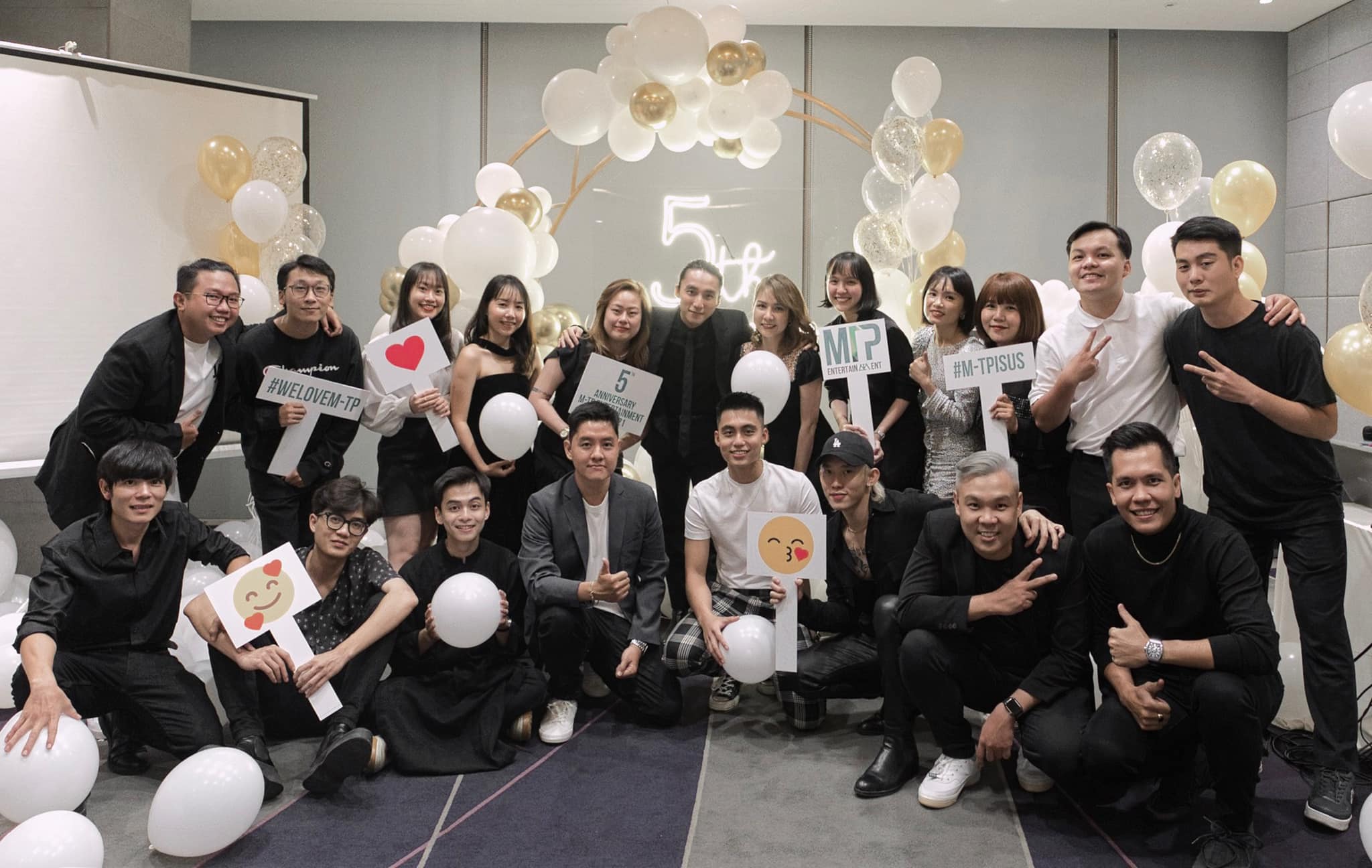 Hải Tú xuất hiện trong tiệc kỉ niệm 5 năm thành lập công ty giải trí của Sơn Tùng M-TP.