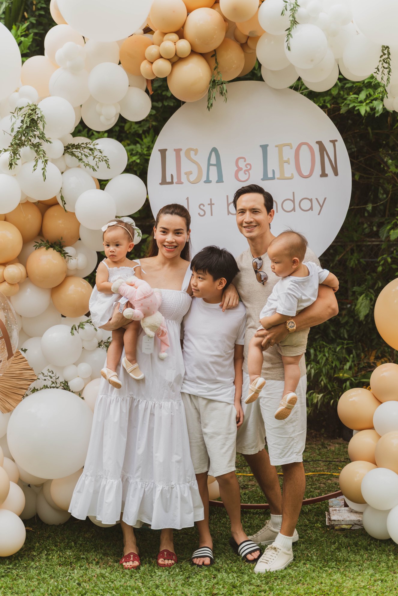Nhóc tỳ Leon khóc ngất vì xa bố mẹ, Kim Lý đi làm cũng rưng rưng vì nhớ con Tiệc sinh nhật ấm áp của Leon và Lisa tổ chức cách đây không lâu.