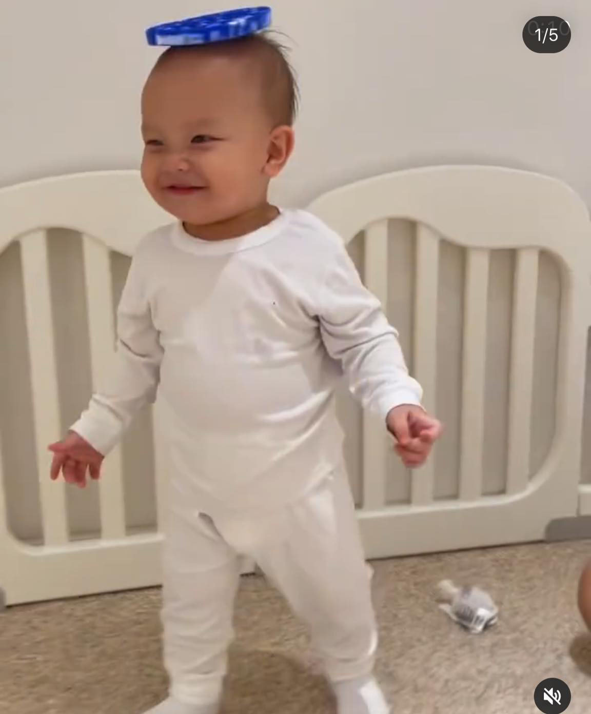 Nhóc tỳ Leon khóc ngất vì xa bố mẹ, Kim Lý đi làm cũng rưng rưng vì nhớ con Nhóc tỳ Leon khóc ngất vì xa bố mẹ, Kim Lý đi làm cũng rưng rưng vì nhớ con - ảnh 2