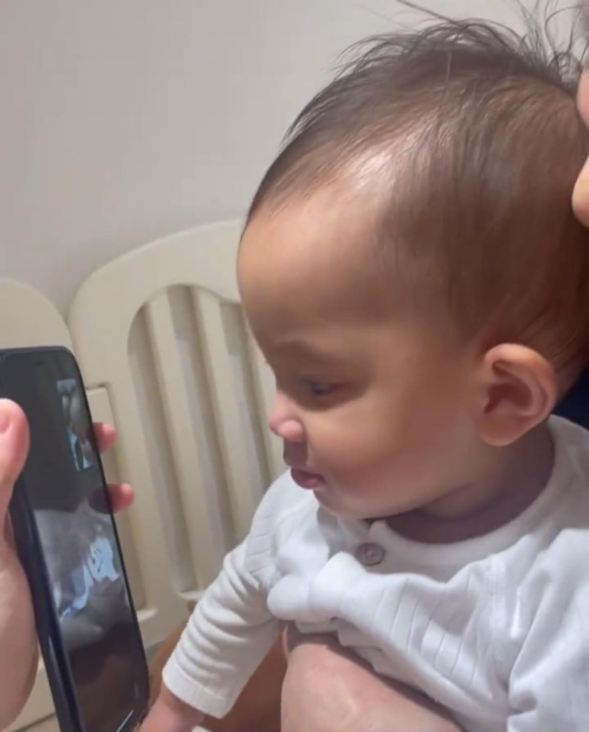 Nhóc tỳ Leon khóc ngất vì xa bố mẹ, Kim Lý đi làm cũng rưng rưng vì nhớ con Lisa thì điềm tĩnh call video cho ông bà nội.