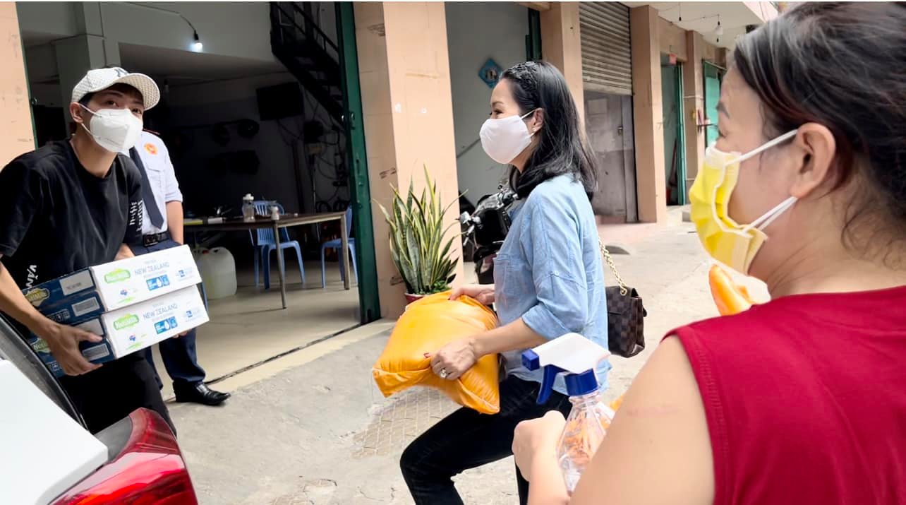 Trịnh Kim Chi mang gạo và sữa đến thăm đàn chị Hoàng Lan.