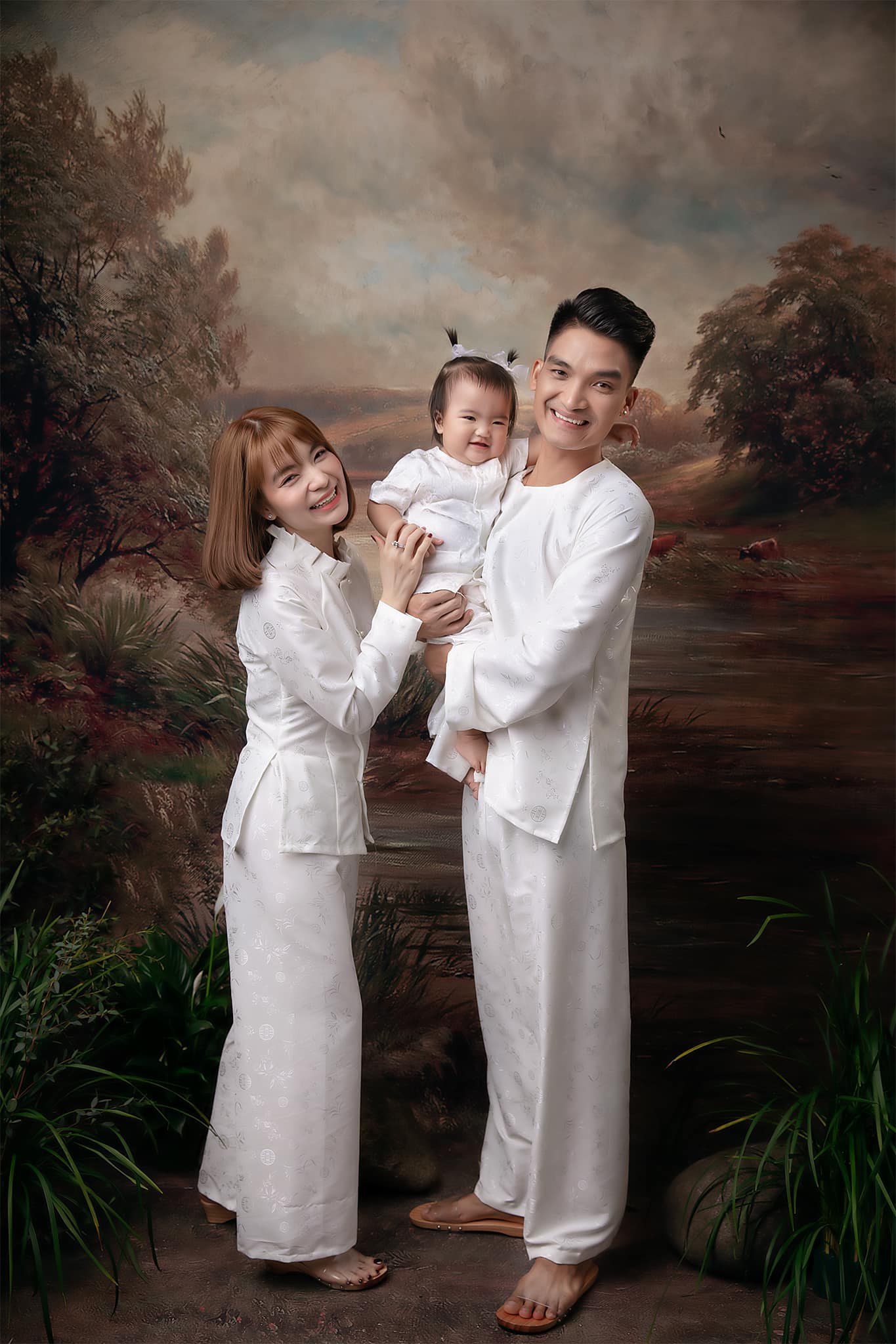 Vợ chồng Mạc Văn Khoa mừng con gái tròn 1 tuổi, ảnh gia đình diện áo bà ba siêu đáng yêu - ảnh 3