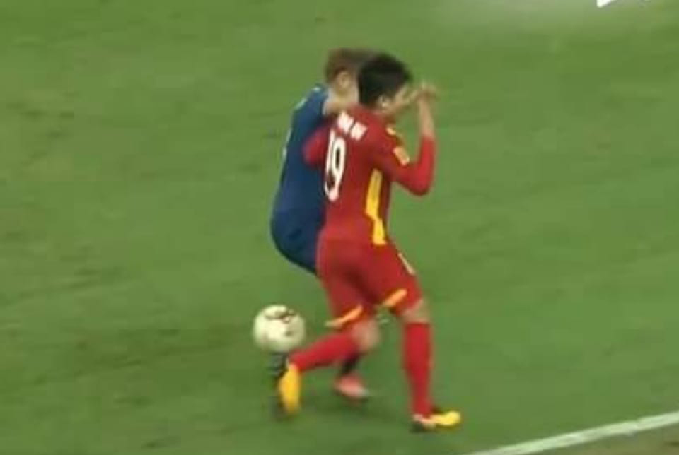 Tình huống Quang Hải bị đánh nguội bởi cầu thủ đội bạn.