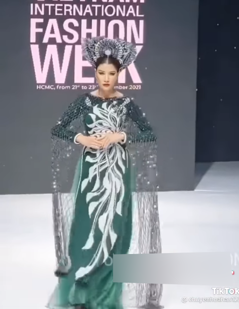 Cuối cùng cựu người mẫu cũng hoàn thành phần catwalk trong sự lo âu tột độ.