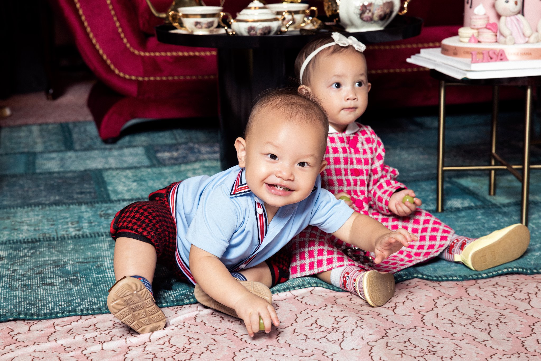 Hai em bé mà Thanh Hằng mê mẩn muốn đưa đi ăn cho bằng được.