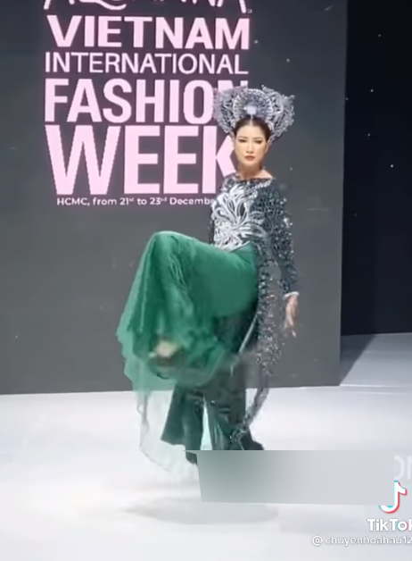 Trang Trần và màn catwalk như gà mắc tóc giữa sàn runway, cựu người mẫu xử lý sự cố thế nào?