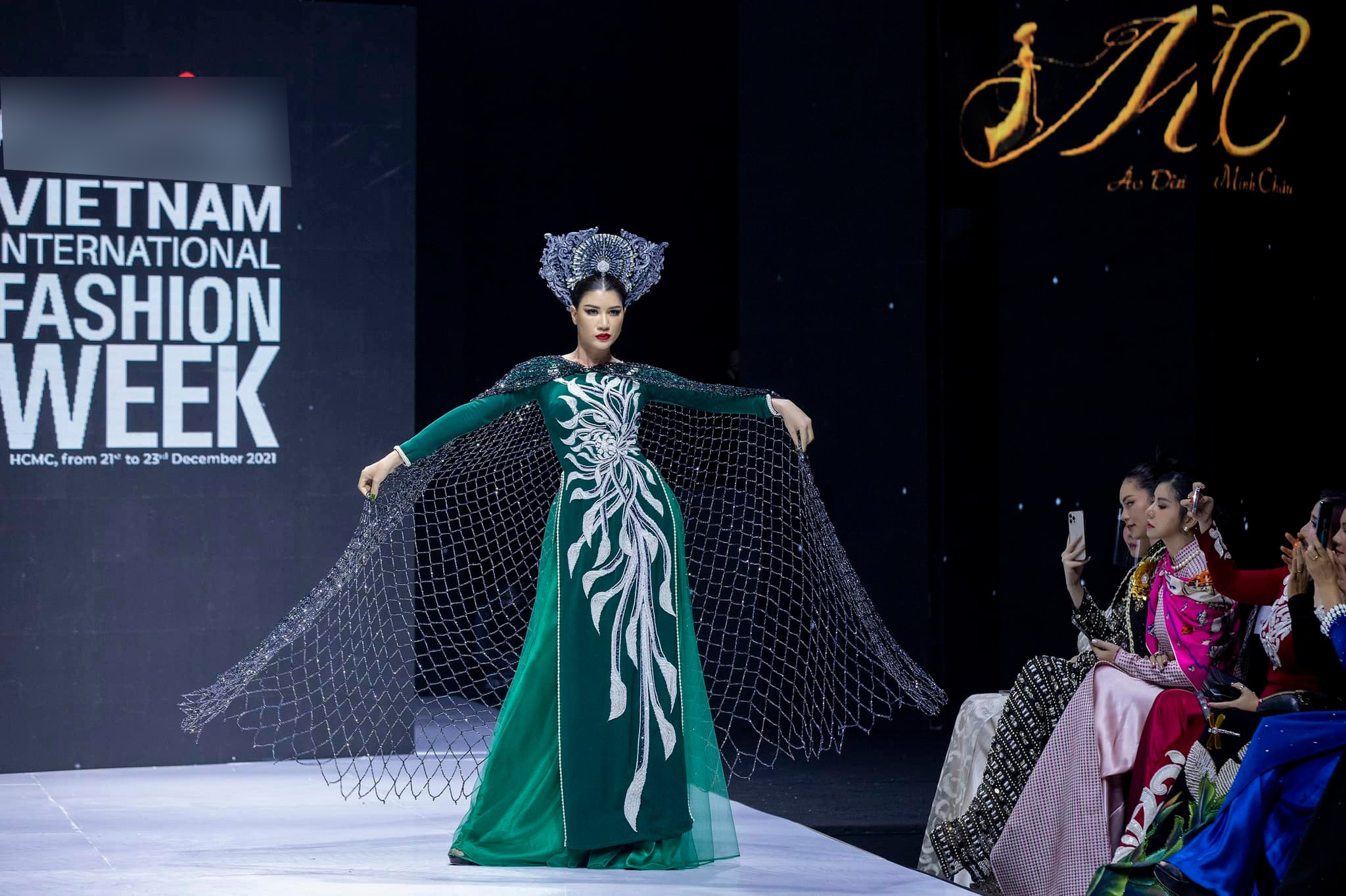 Trang Trần nói về màn catwalk mắc lưới: Tôi như chồi non hồi sinh sau dịch bệnh, nếu ngồi xuống gỡ lưới là gục ngã! Trang Trần xuất hiện trên sàn catwalk sau thời gian dài vắng bóng.
